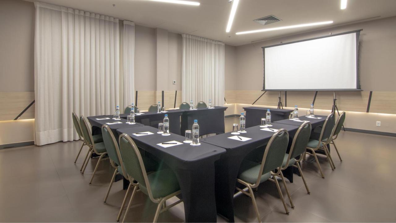Hotel Deville Prime Porto Alegre Eksteriør bilde Meeting room