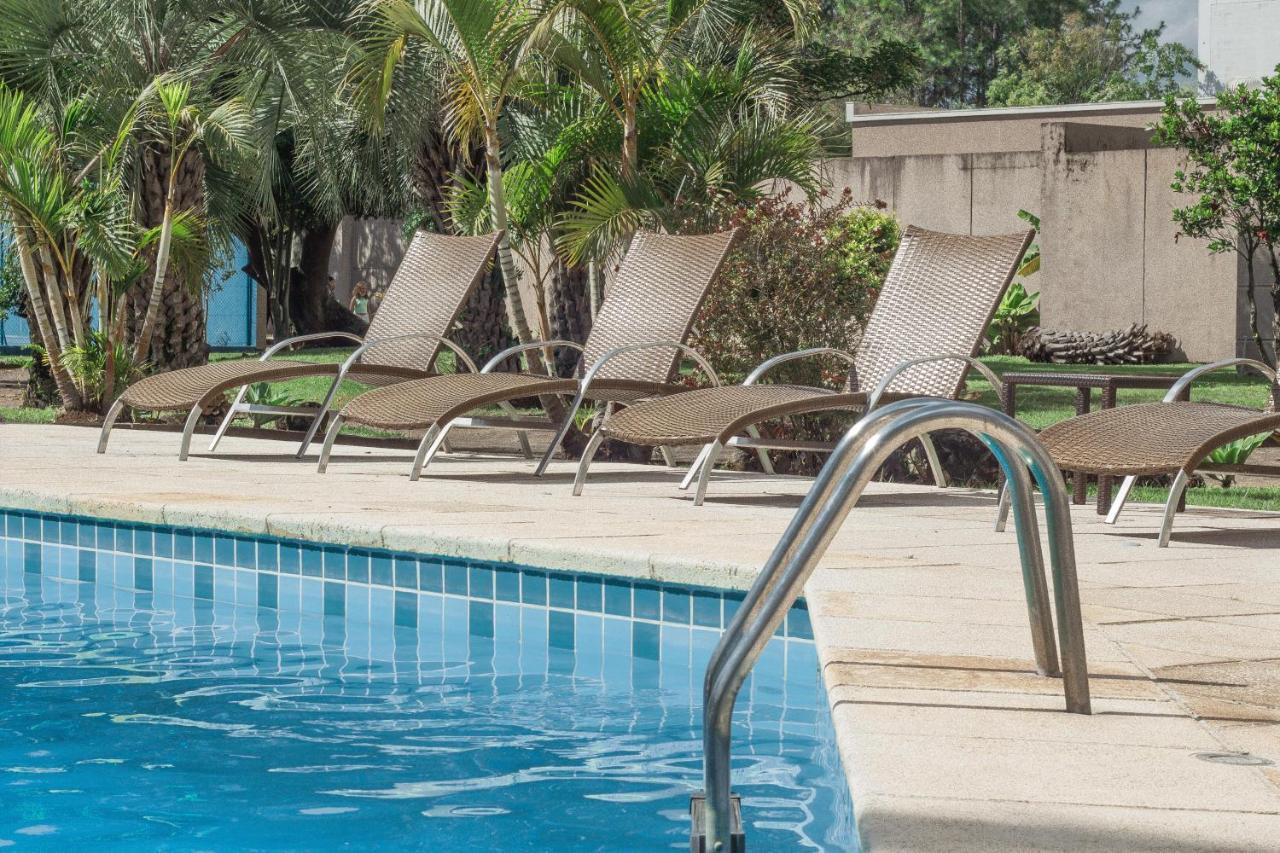Hotel Deville Prime Porto Alegre Eksteriør bilde A poolside lounge chair