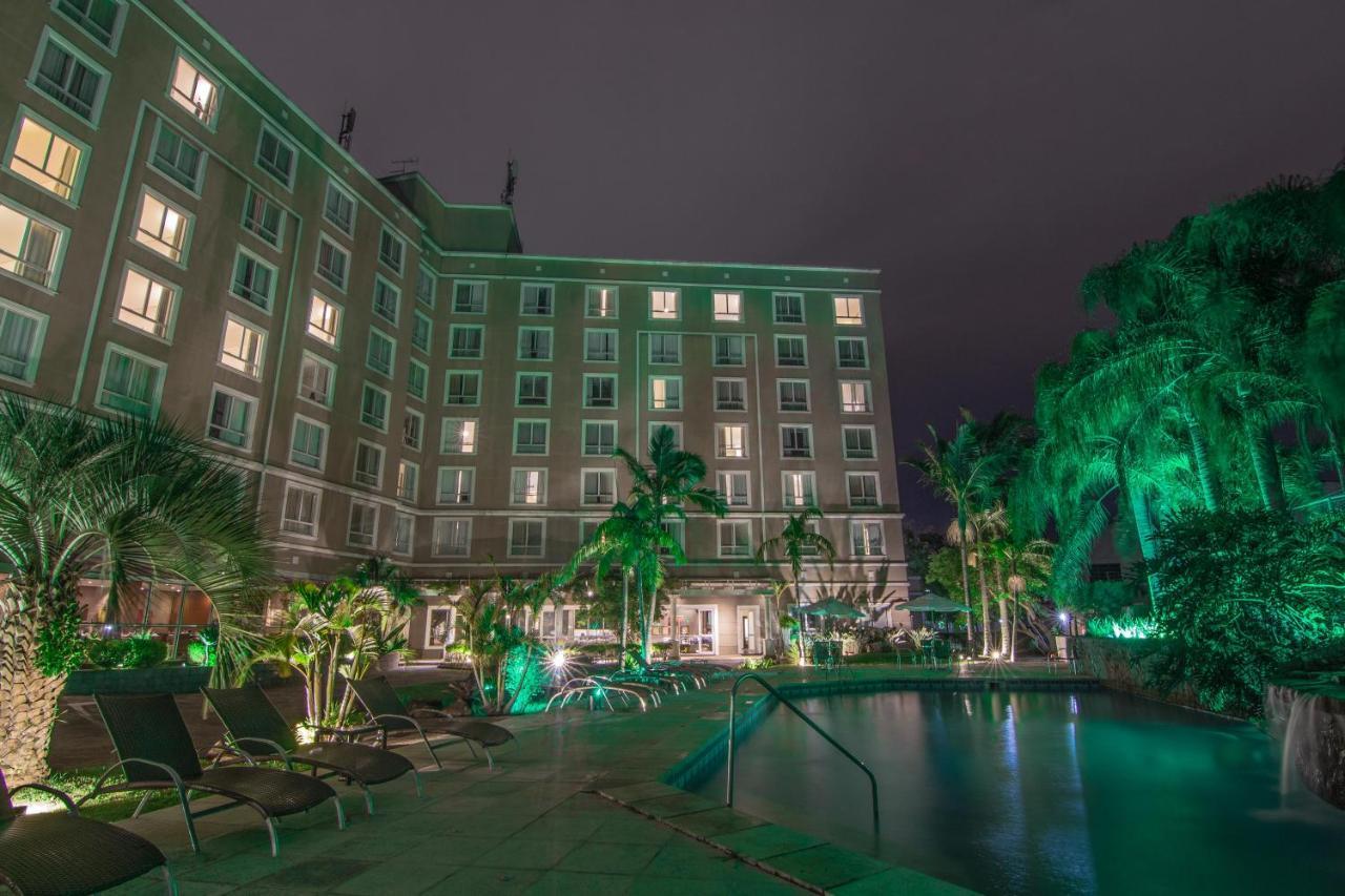 Hotel Deville Prime Porto Alegre Eksteriør bilde The hotel's pool at night