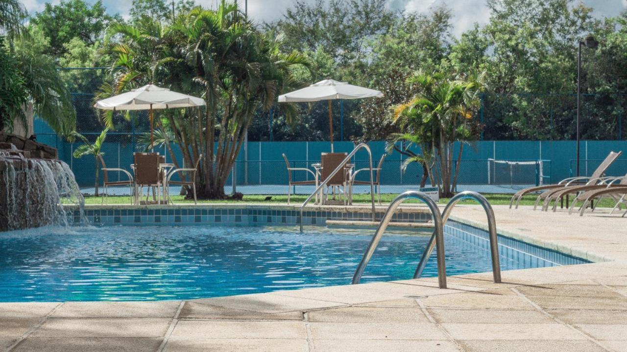 Hotel Deville Prime Porto Alegre Eksteriør bilde Swimming pool at the hotel