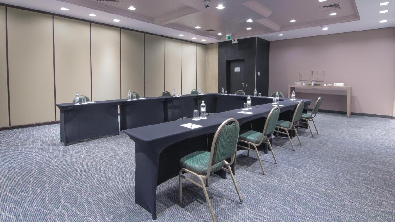 Hotel Deville Prime Porto Alegre Eksteriør bilde A typical meeting room