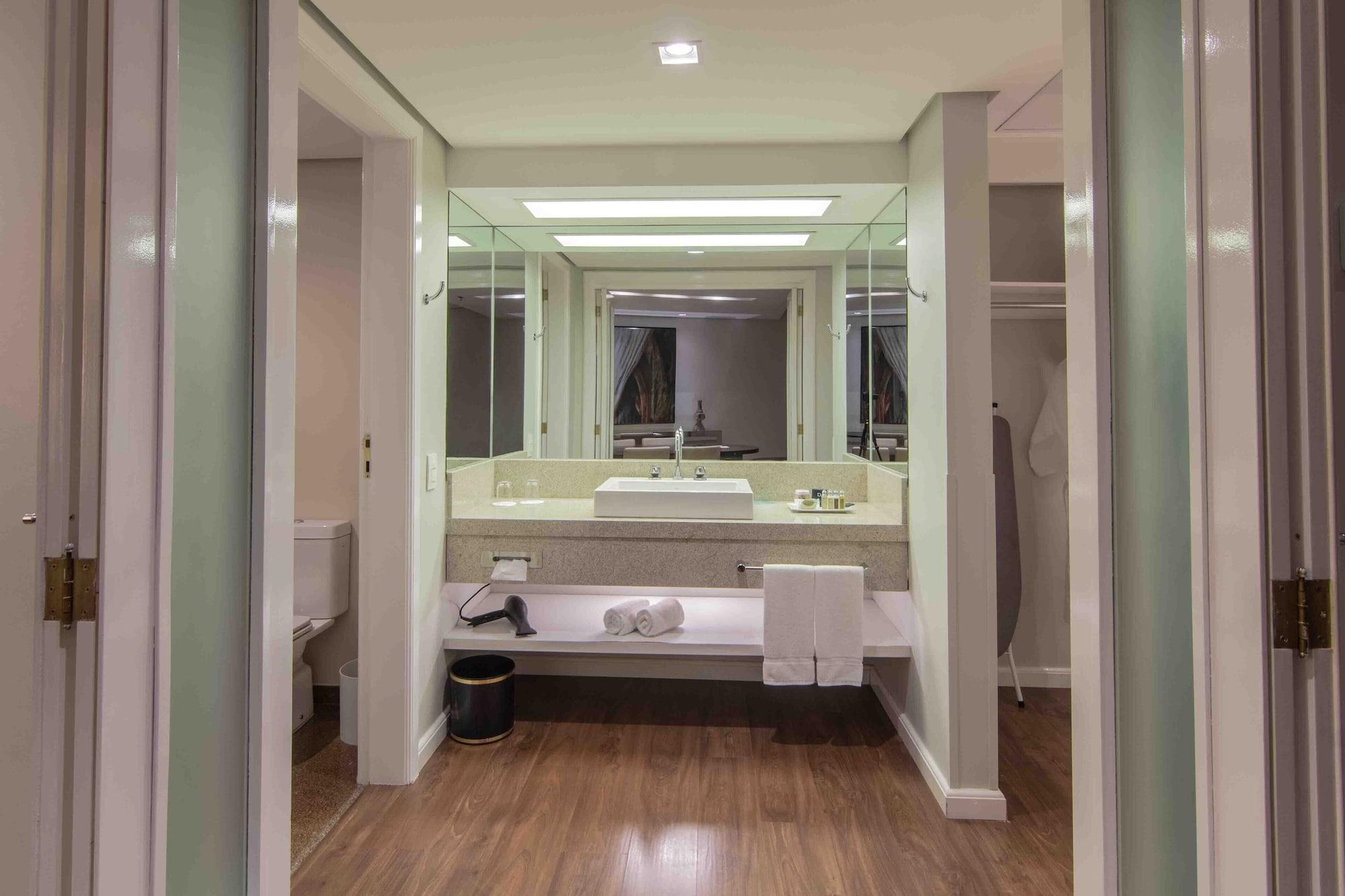 Hotel Deville Prime Porto Alegre Eksteriør bilde Bathroom of a hotel room